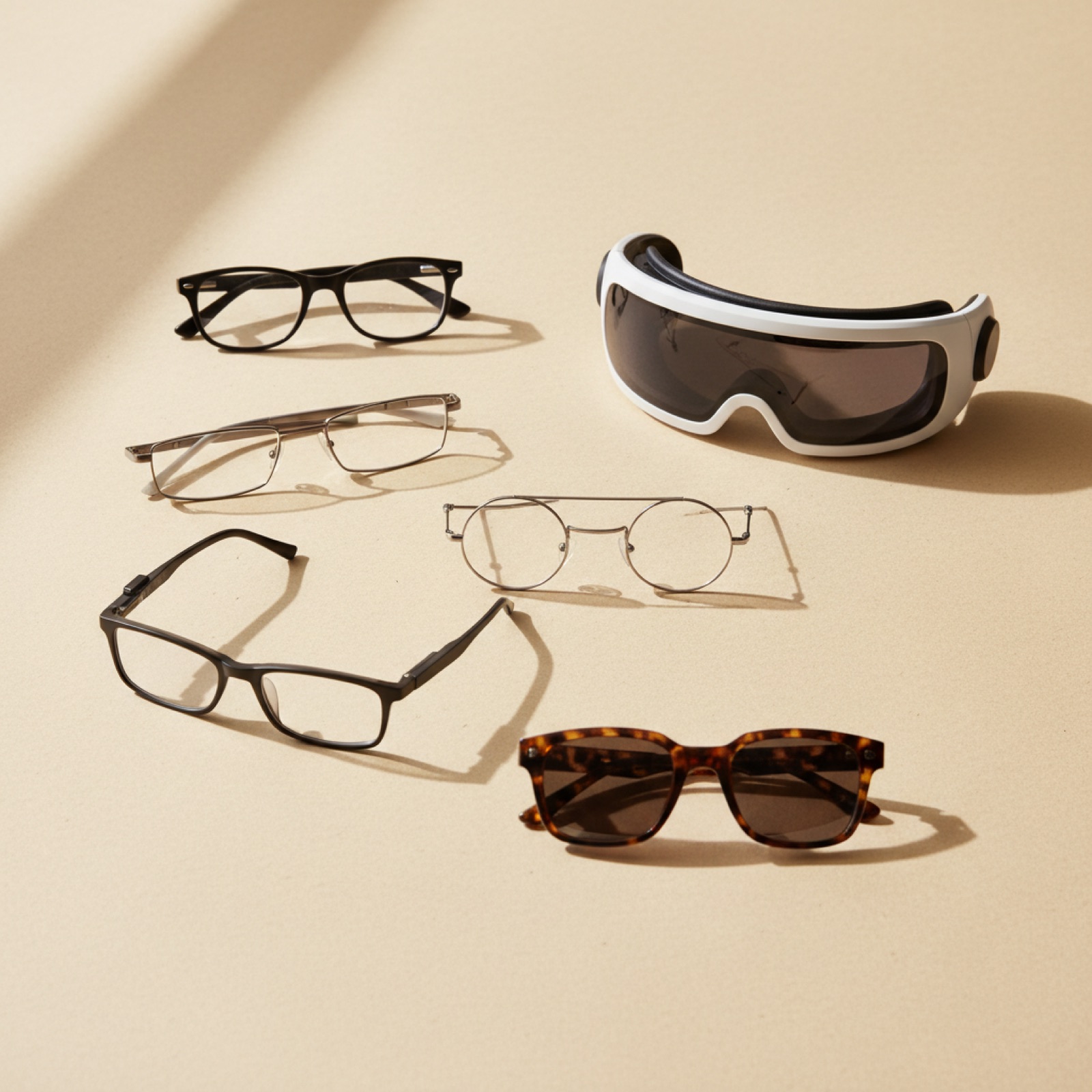 Paysage de cinq paires de lunettes AR modernes posées sur fond cream