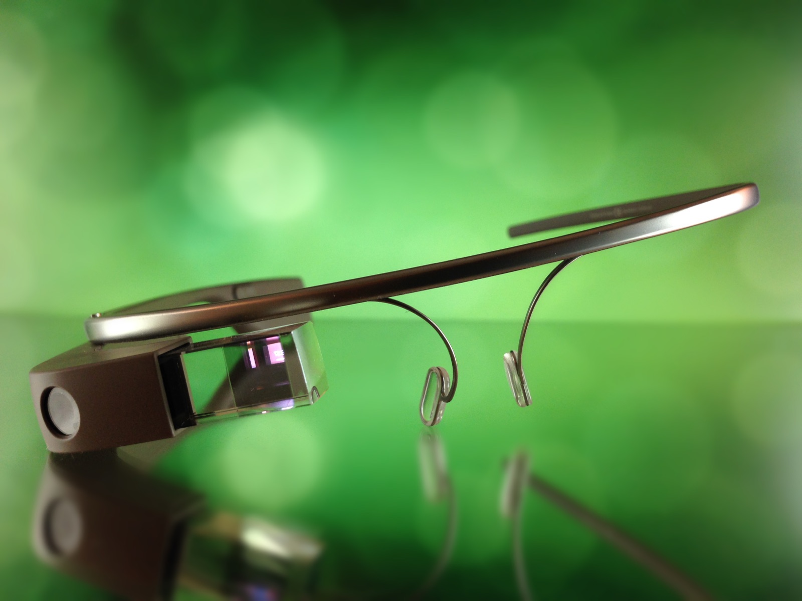 Google Glass posées, détail du prisme optique