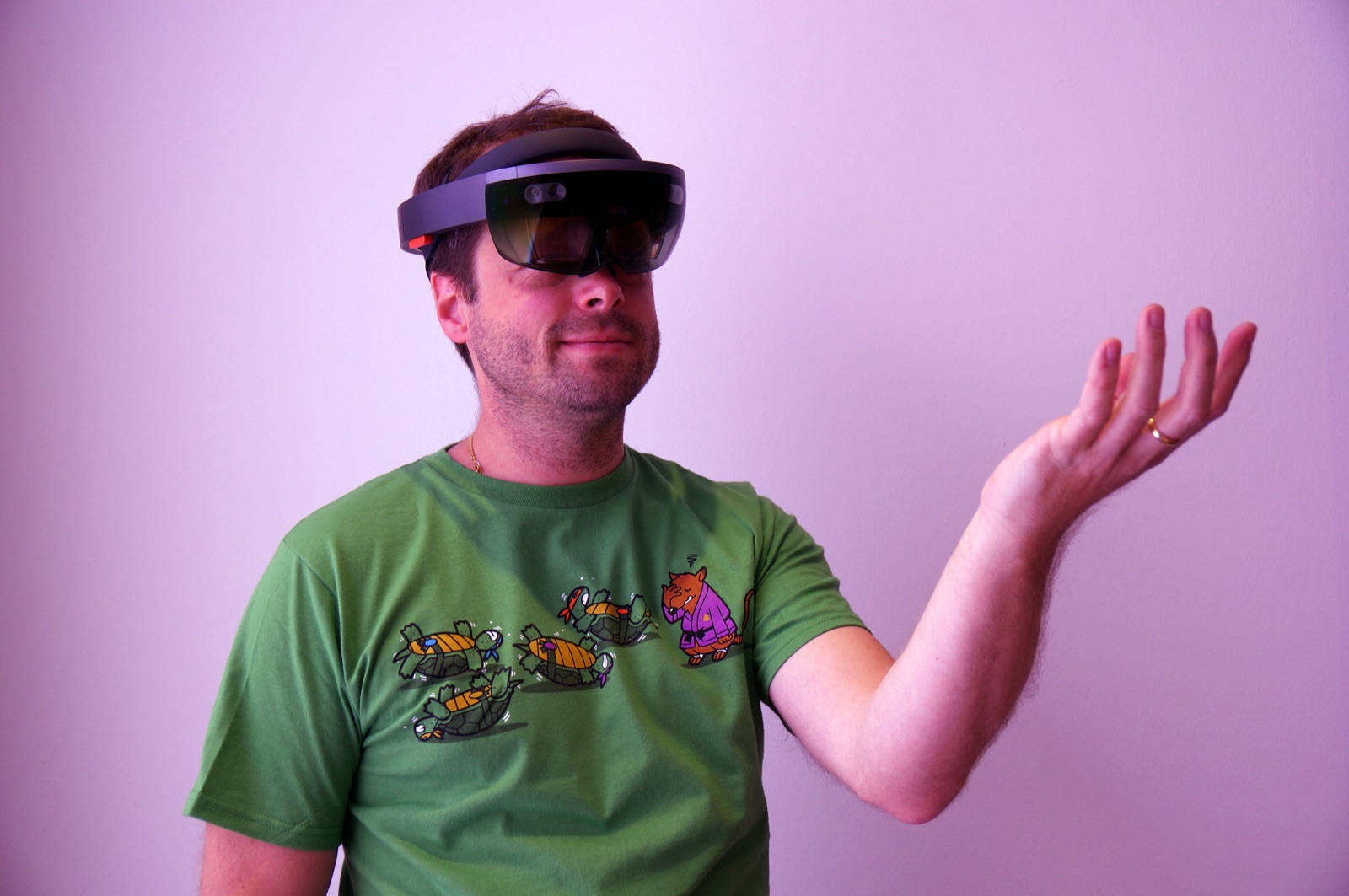 Démonstration d'un geste sur un casque Microsoft HoloLens