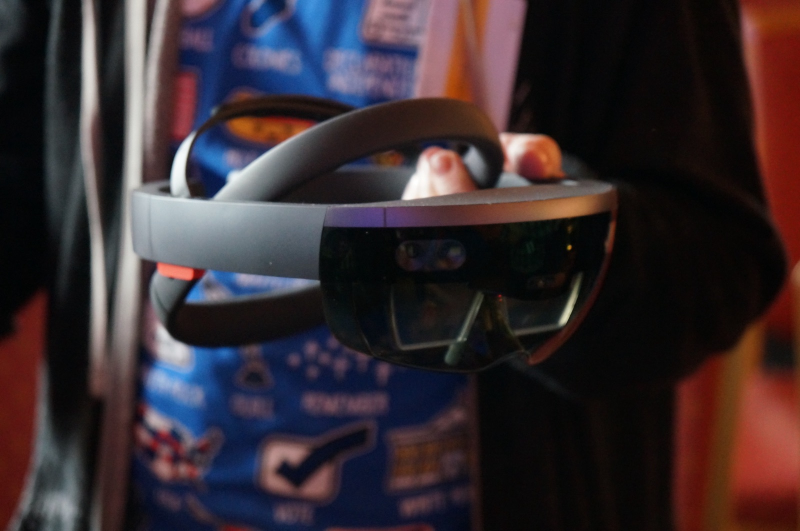Microsoft HoloLens tenu en main, face avant